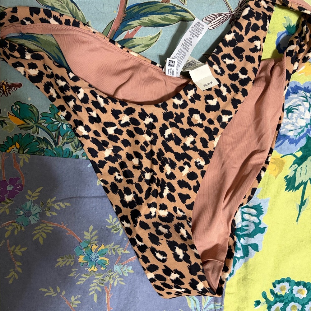 LEOPARD SWIM SUIT BOTTOM WITH TAG MEDIUM